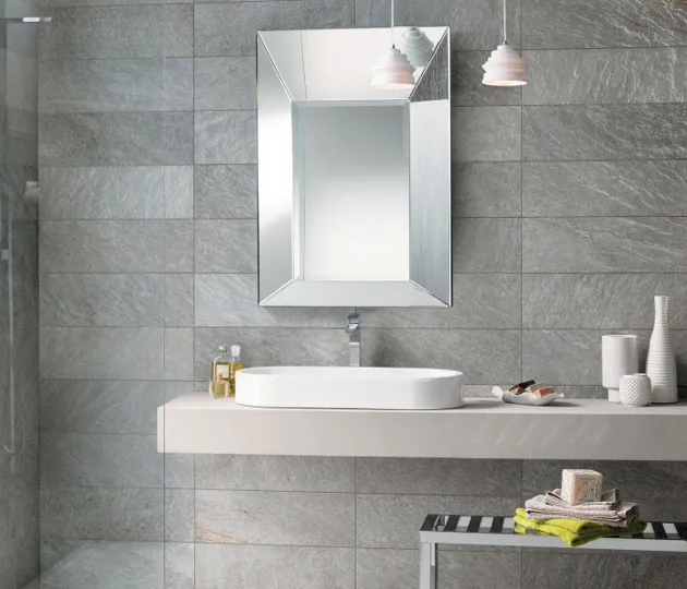 Bagno moderno con pavimenti e rivestimenti in gres effetto pietra Quarziti 2.0 di Mirage