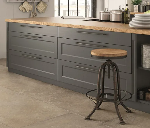 Immagine di una cucina moderna con il pavimento in ceramica