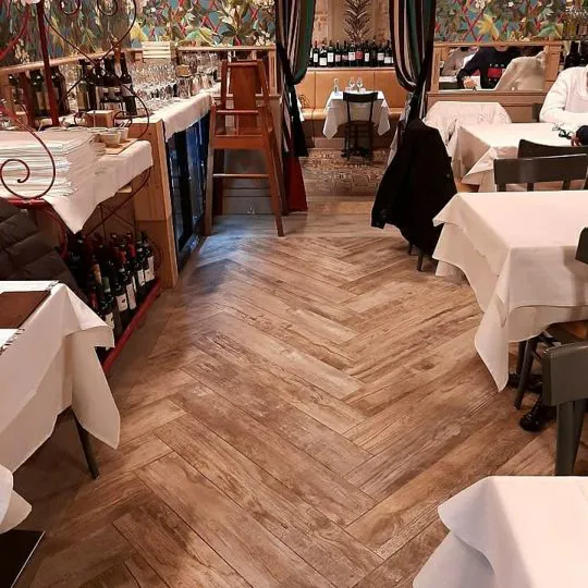 Pavimento in gres effetto legno posato a spina di pesce in ristorante nel centro di Verona da Maraia