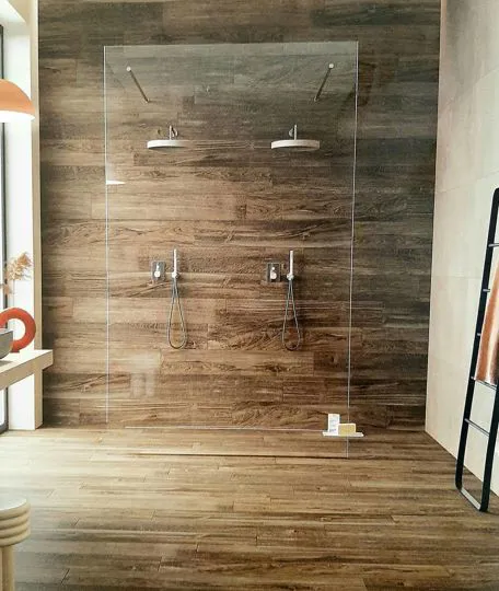 Rivestimento doccia in gres effetto legno collezione Bruma posato da Maraia