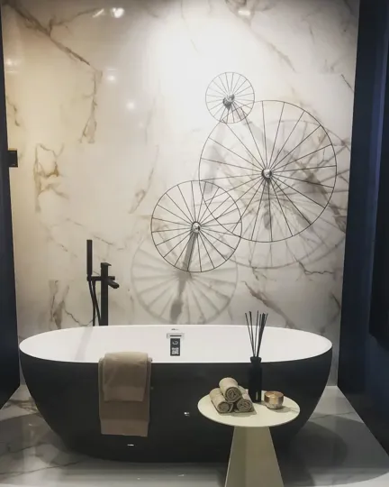 Bagno di design con rivestimento in gres effetto marmo posato da Maraia a Verona