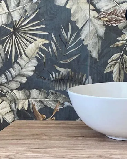 Bagno moderno con piastrelle decorative floreali posate da Maraia a Verona