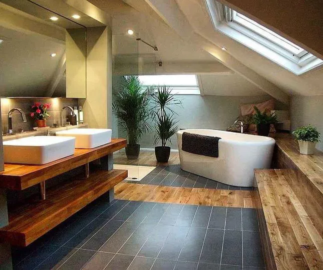 Bagno mansardato con pavimento in legno e ceramica posato da Maraia a Verona