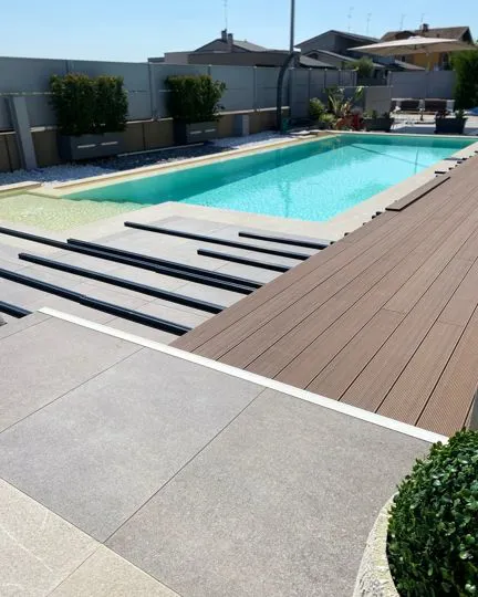 Pavimentazione esterna in WPC e gres realizzata attorno ad una piscina da Maraia a Verona