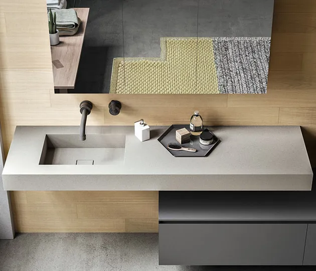 Bagno moderno con parete in legno naturale e lavabo in bio-malta della collezione New York di Itlas