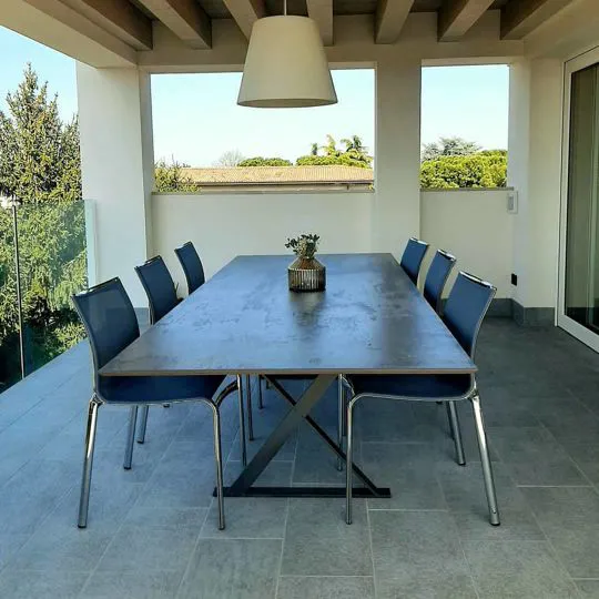 Pavimentazione in gres porcellanato grigio realizzata su terrazza coperta a Verona da Maraia
