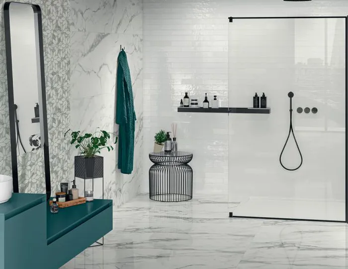 Bagno elegante con pavimenti e rivestimenti in gres effetto marmo Marmo Lux di Armonie
