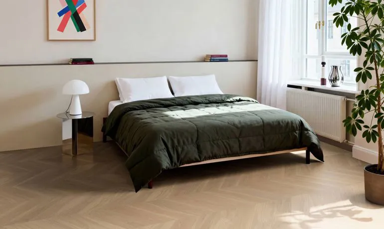 Camera da letto con parquet in rovere chiaro posato a spina ungherese