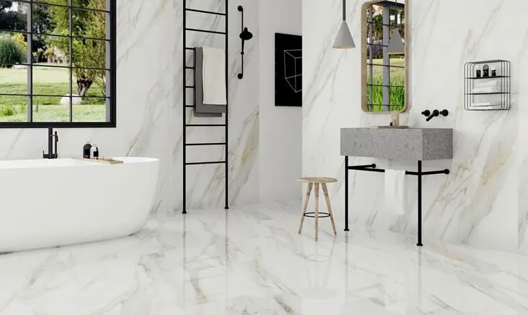 Bagno luminoso con pavimento in vinile SPC effetto marmo Calacatta