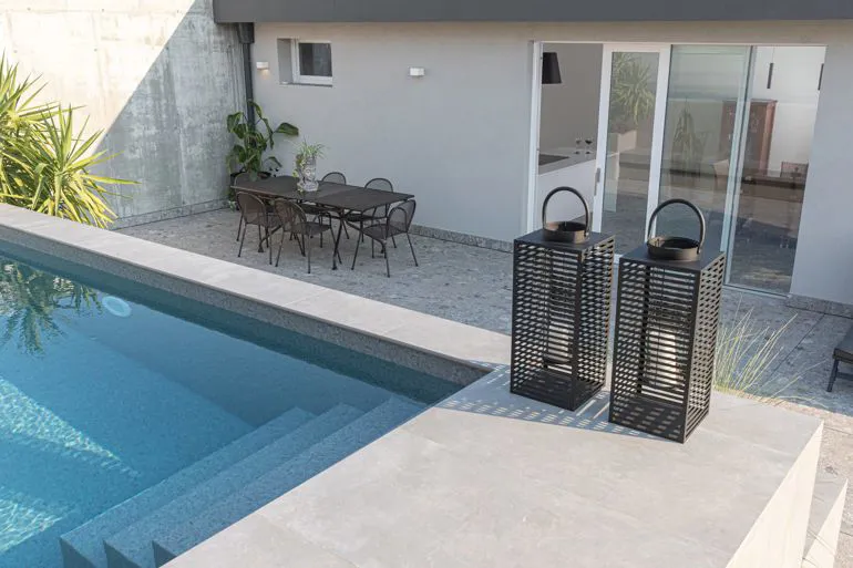 Piscina effetto cemento e pavimento in gres effetto Ceppo di Gré della dependance realizzata da Maraia Pavimenti