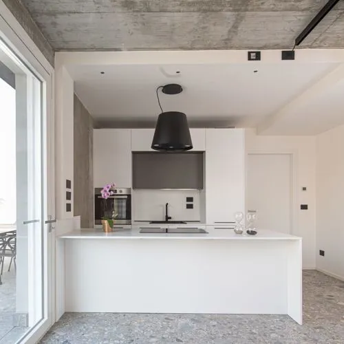 Cucina della dependance con pavimento in gres porcellanato effetto Ceppo di Gré 120x120