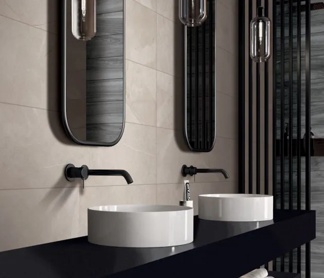 Bagno moderno con rivestimenti in gres porcellanato effetto pietra Storm di Ariana, tonalità neutre e superfici struttur