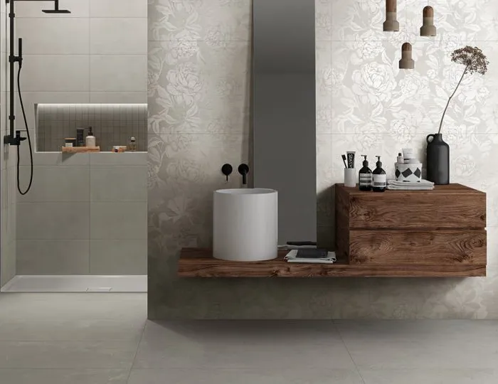 Bagno in stile art déco con rivestimenti in gres effetto resina Brush di Armonie