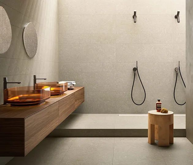Bagno moderno con rivestimenti in gres effetto pietra Wild di Del Conca