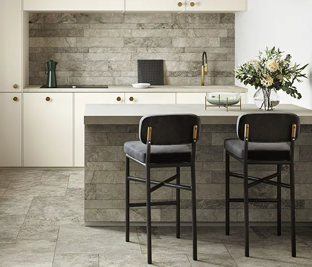 Cucina moderna con pavimenti in gres porcellanato effetto pietra Lavaredo di Del Conca, ispirato alla pietra di Luserna