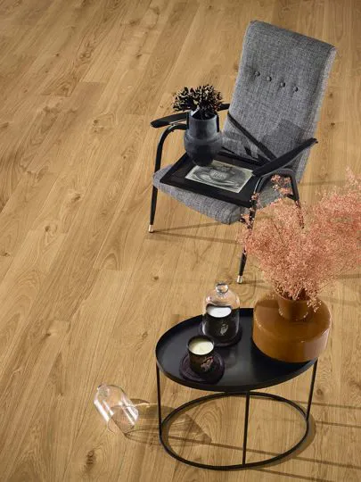 Ambiente moderno con pavimento in legno prefinito Caravaggio 190 di Original Parquet
