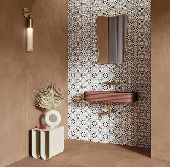 Rivestimento bagno con piastrelle in ceramica effetto cementina posato da Maraia