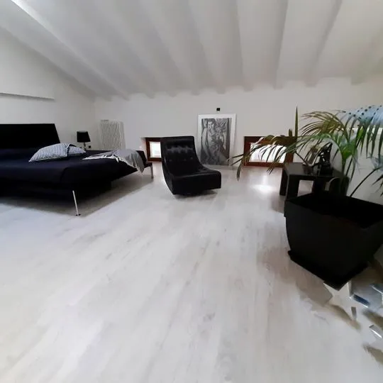 Camera mansardata con pavimento in legno chiaro posato da Maraia a Villafranca di Verona