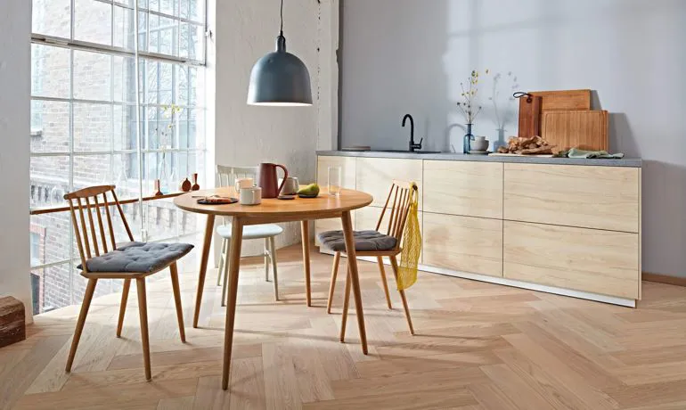 Cucina con parquet in rovere posato a spina italiana
